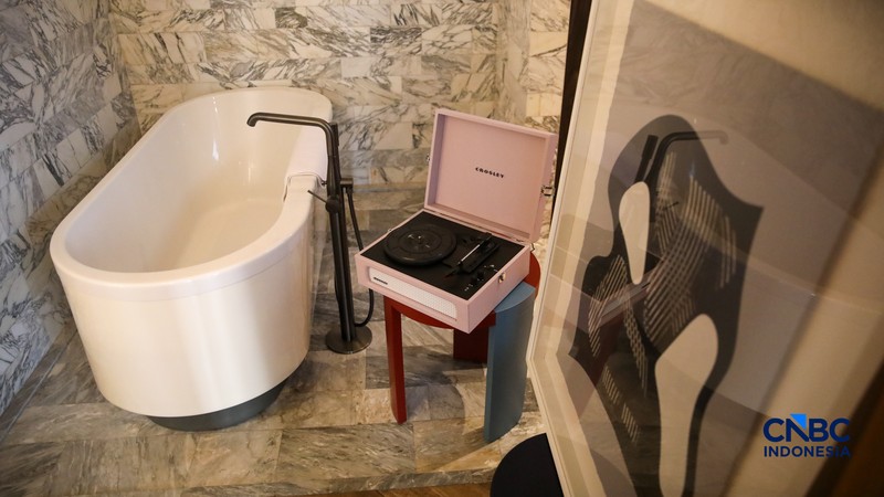 Pengunjung melihat beragam seni rupa yang ditampilkan dalam pameran Room Art Fair 2026 di 25hour Hotel Jakarta, Kamis (16/4/2026).. (CNBC Indonesia/Faisal Rahman)