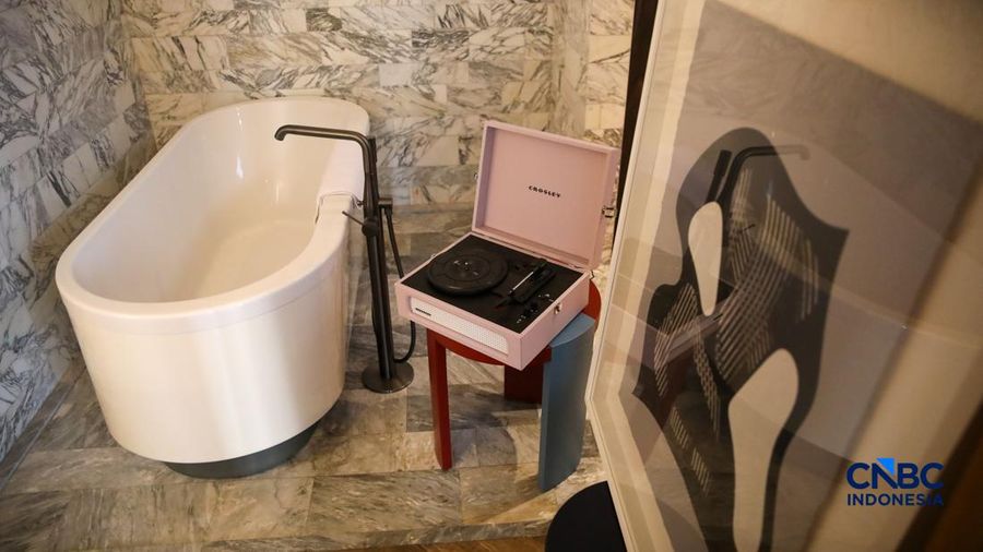 Pengunjung melihat beragam seni rupa yang ditampilkan dalam pameran Room Art Fair 2026 di 25hour Hotel Jakarta, Kamis (16/4/2026).. (CNBC Indonesia/Faisal Rahman)