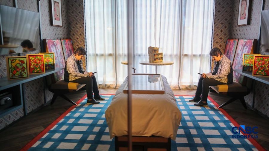 Pengunjung melihat beragam seni rupa yang ditampilkan dalam pameran Room Art Fair 2026 di 25hour Hotel Jakarta, Kamis (16/4/2026).. (CNBC Indonesia/Faisal Rahman)