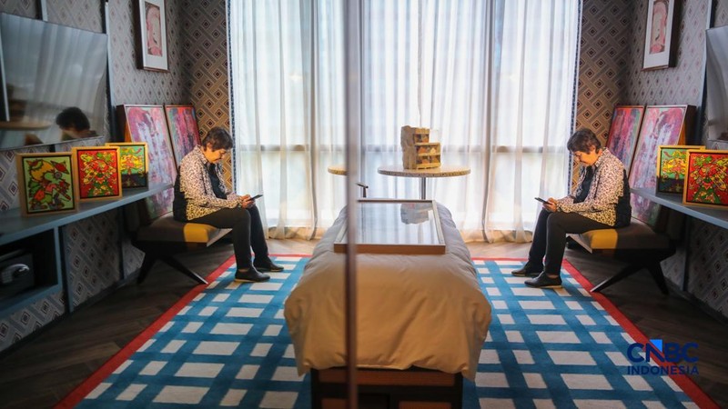 Pengunjung melihat beragam seni rupa yang ditampilkan dalam pameran Room Art Fair 2026 di 25hour Hotel Jakarta, Kamis (16/4/2026).. (CNBC Indonesia/Faisal Rahman)