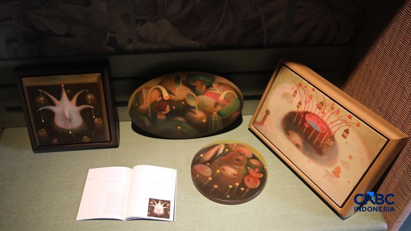 Pengunjung melihat beragam seni rupa yang ditampilkan dalam pameran Room Art Fair 2026 di 25hour Hotel Jakarta, Kamis (16/4/2026).. (CNBC Indonesia/Faisal Rahman)