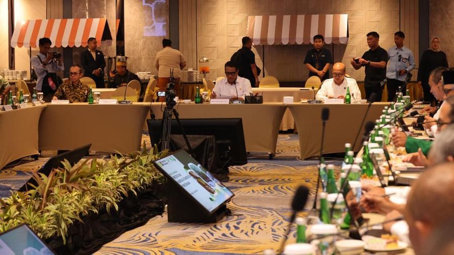 Pertemuan Menteri Pertanian (Mentan)  Amran Sulaiman dengan jajaran PTPN dan Danantara di Padang, Sumatera Barat, Selasa (14/4/2026) (dok. Kementan)