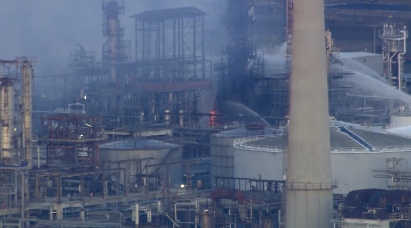 Petugas pemadam kebakaran berjuang memadamkan kebakaran besar yang terjadi di kilang Geelong milik Viva Energy Group di Australia selatan pada Kamis (16/4/2026). (Tangkapan Layar Video Reuters/)