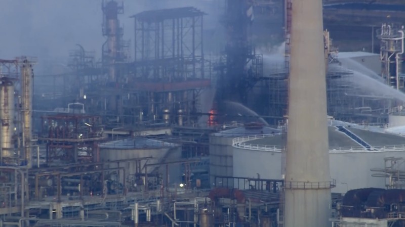 Petugas pemadam kebakaran berjuang memadamkan kebakaran besar yang terjadi di kilang Geelong milik Viva Energy Group di Australia selatan pada Kamis (16/4/2026). (Tangkapan Layar Video Reuters/)