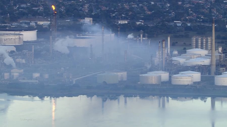 Petugas pemadam kebakaran berjuang memadamkan kebakaran besar yang terjadi di kilang Geelong milik Viva Energy Group di Australia selatan pada Kamis (16/4/2026). (Tangkapan Layar Video Reuters/)