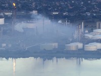 Potret Kilang BBM Terbakar Hebat, Asap Tebal ke Langit-Api Sulit Padam