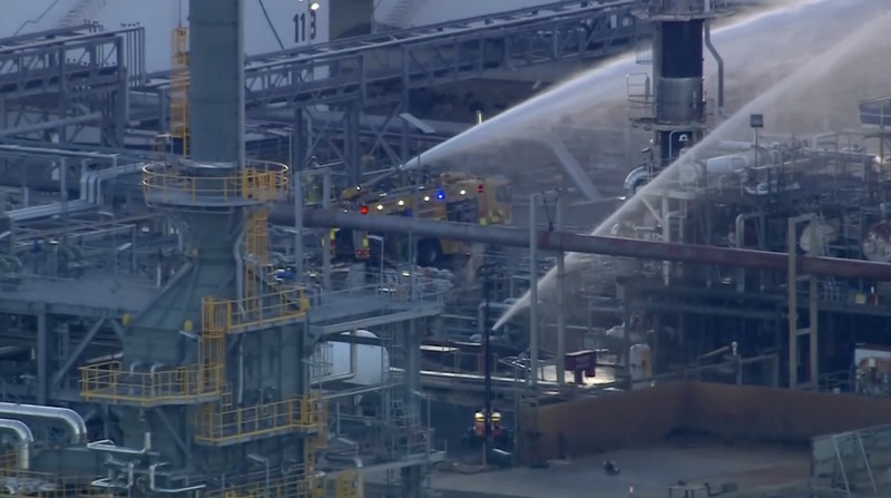 Petugas pemadam kebakaran berjuang memadamkan kebakaran besar yang terjadi di kilang Geelong milik Viva Energy Group di Australia selatan pada Kamis (16/4/2026). (Tangkapan Layar Video Reuters/)