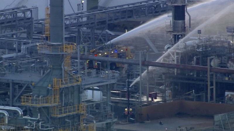 Petugas pemadam kebakaran berjuang memadamkan kebakaran besar yang terjadi di kilang Geelong milik Viva Energy Group di Australia selatan pada Kamis (16/4/2026). (Tangkapan Layar Video Reuters/)