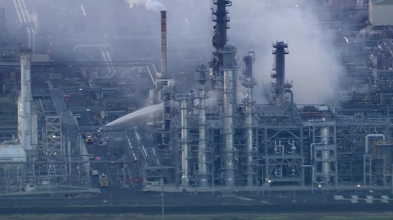 Petugas pemadam kebakaran berjuang memadamkan kebakaran besar yang terjadi di kilang Geelong milik Viva Energy Group di Australia selatan pada Kamis (16/4/2026). (Tangkapan Layar Video Reuters/)