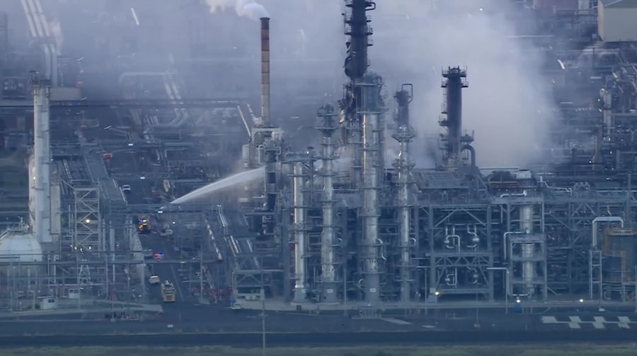 Petugas pemadam kebakaran berjuang memadamkan kebakaran besar yang terjadi di kilang Geelong milik Viva Energy Group di Australia selatan pada Kamis (16/4/2026). (Tangkapan Layar Video Reuters/)