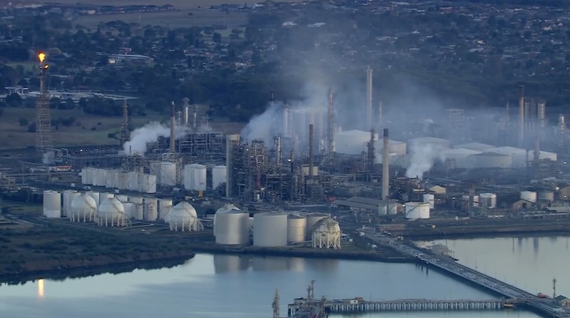 Petugas pemadam kebakaran berjuang memadamkan kebakaran besar yang terjadi di kilang Geelong milik Viva Energy Group di Australia selatan pada Kamis (16/4/2026). (Tangkapan Layar Video Reuters/)