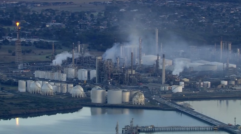Petugas pemadam kebakaran berjuang memadamkan kebakaran besar yang terjadi di kilang Geelong milik Viva Energy Group di Australia selatan pada Kamis (16/4/2026). (Tangkapan Layar Video Reuters/)
