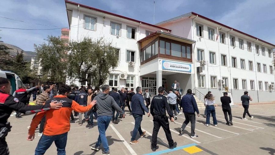 Petugas polisi berseragam dan polisi berpakaian preman mengamankan lokasi setelah penembakan sekolah yang menewaskan banyak orang, di provinsi Kahramanmaras bagian tenggara, Turki, 15 April 2026. (IHA (Ihlas News Agency) via REUTERS)