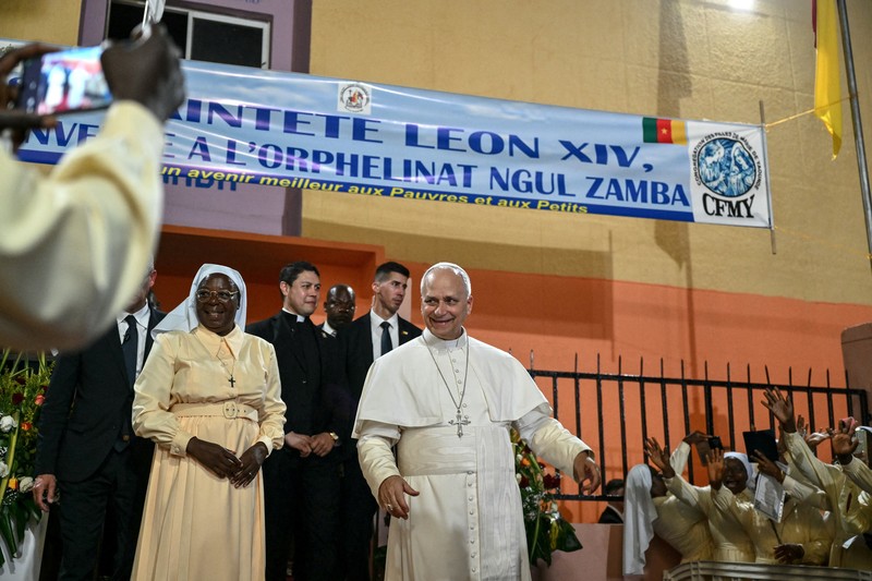 Pope Leo XIV waves as he boards a plane bound for Bamenda where he will attend a meeting for peace and hold a holy Mass, at Yaounde Nsimalen International Airport, in Yaounde, Cameroon, April 16, 2026. REUTERS/Luc Gnago