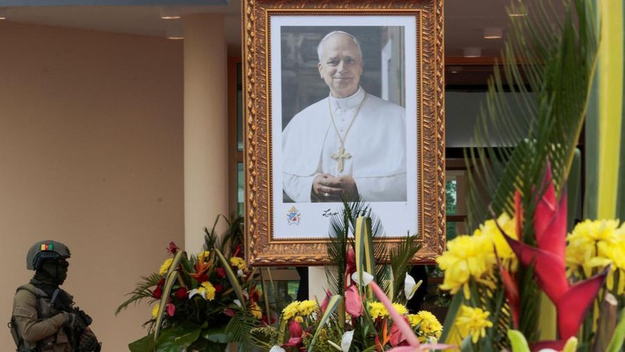 Pope Leo XIV waves as he boards a plane bound for Bamenda where he will attend a meeting for peace and hold a holy Mass, at Yaounde Nsimalen International Airport, in Yaounde, Cameroon, April 16, 2026. REUTERS/Luc Gnago