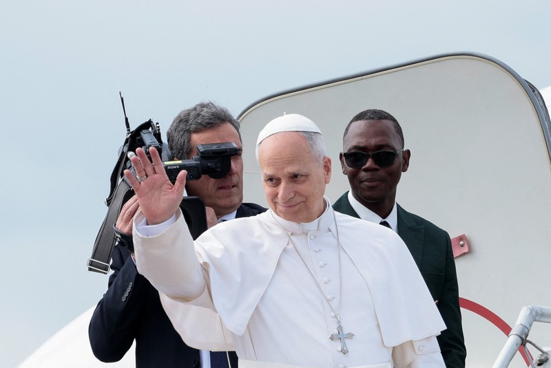 Pope Leo XIV waves as he boards a plane bound for Bamenda where he will attend a meeting for peace and hold a holy Mass, at Yaounde Nsimalen International Airport, in Yaounde, Cameroon, April 16, 2026. REUTERS/Luc Gnago