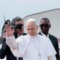 Pope Leo XIV waves as he boards a plane bound for Bamenda where he will attend a meeting for peace and hold a holy Mass, at Yaounde Nsimalen International Airport, in Yaounde, Cameroon, April 16, 2026. REUTERS/Luc Gnago