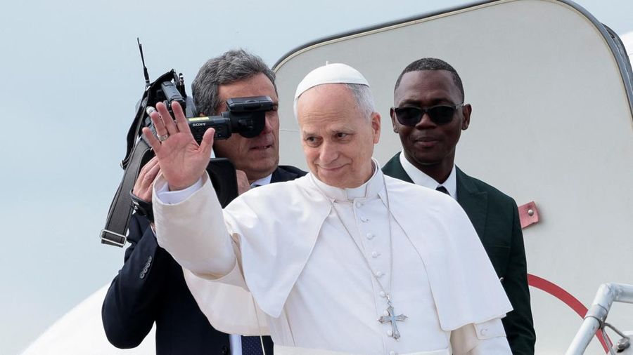 Pope Leo XIV waves as he boards a plane bound for Bamenda where he will attend a meeting for peace and hold a holy Mass, at Yaounde Nsimalen International Airport, in Yaounde, Cameroon, April 16, 2026. REUTERS/Luc Gnago