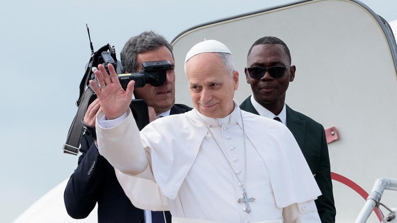 Pope Leo XIV waves as he boards a plane bound for Bamenda where he will attend a meeting for peace and hold a holy Mass, at Yaounde Nsimalen International Airport, in Yaounde, Cameroon, April 16, 2026. REUTERS/Luc Gnago