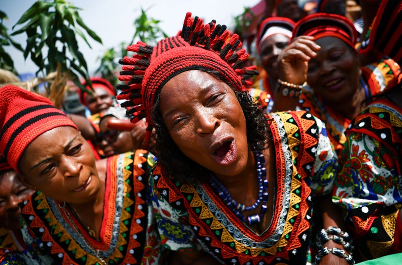Pope Leo XIV waves as he boards a plane bound for Bamenda where he will attend a meeting for peace and hold a holy Mass, at Yaounde Nsimalen International Airport, in Yaounde, Cameroon, April 16, 2026. REUTERS/Luc Gnago