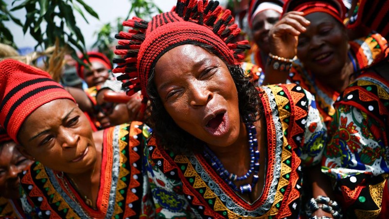 Pope Leo XIV waves as he boards a plane bound for Bamenda where he will attend a meeting for peace and hold a holy Mass, at Yaounde Nsimalen International Airport, in Yaounde, Cameroon, April 16, 2026. REUTERS/Luc Gnago