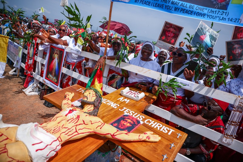 Pope Leo XIV waves as he boards a plane bound for Bamenda where he will attend a meeting for peace and hold a holy Mass, at Yaounde Nsimalen International Airport, in Yaounde, Cameroon, April 16, 2026. REUTERS/Luc Gnago