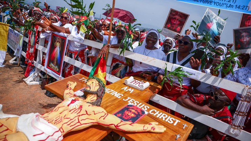 Pope Leo XIV waves as he boards a plane bound for Bamenda where he will attend a meeting for peace and hold a holy Mass, at Yaounde Nsimalen International Airport, in Yaounde, Cameroon, April 16, 2026. REUTERS/Luc Gnago