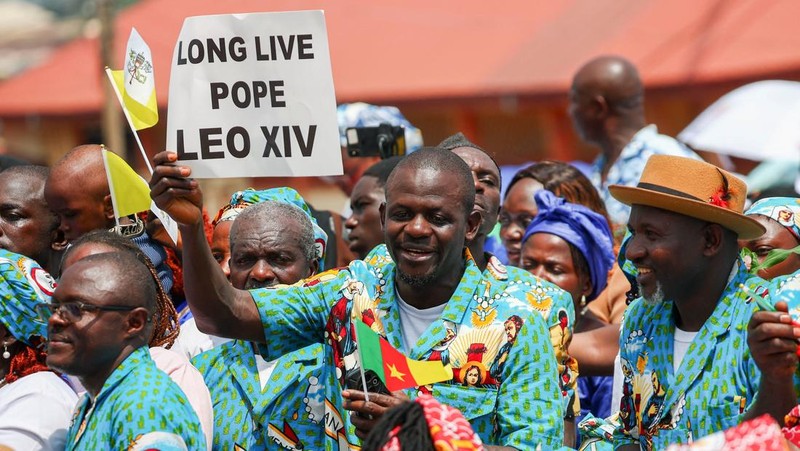 Pope Leo XIV waves as he boards a plane bound for Bamenda where he will attend a meeting for peace and hold a holy Mass, at Yaounde Nsimalen International Airport, in Yaounde, Cameroon, April 16, 2026. REUTERS/Luc Gnago