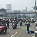 Buruh Ramai-Ramai Naik Motor Kepung Depan Gedung DPR, Lalin Macet