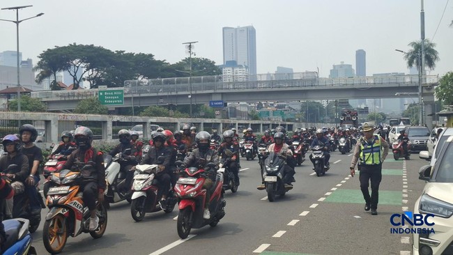 Buruh Ramai-Ramai Naik Motor Kepung Depan Gedung DPR, Lalin Macet