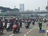 Buruh Ramai-Ramai Naik Motor Kepung Depan Gedung DPR, Lalin Macet
