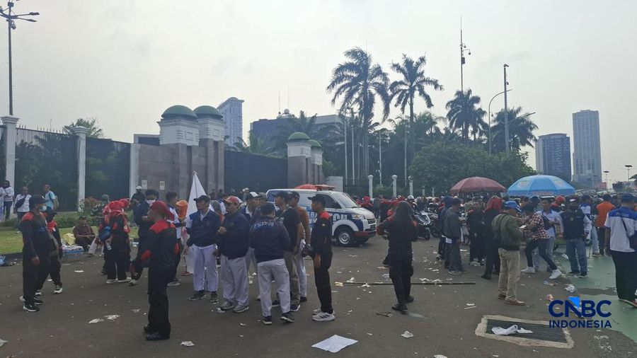 Ribuan buruh mulai membubarkan diri dari aksi demo di depan gedung DPR RI, Kamis (16/4/2026). (CNBC Indonesia/Chandra)