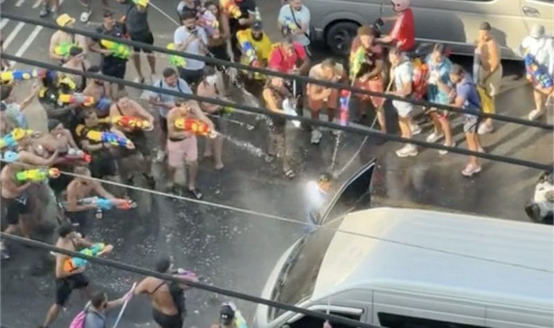 Sebuah video viral saat sejumlah turis menembakan air terhadap seorang sopir saat Songkran, sedikitnya 7 orang diamankan. (Tangkapan Layar Tiktok/Little patong via Detikcom)