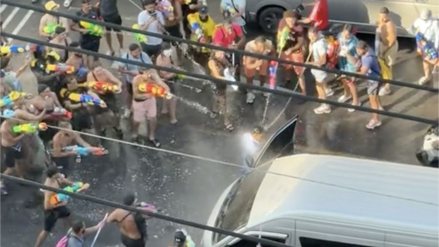 Sebuah video viral saat sejumlah turis menembakan air terhadap seorang sopir saat Songkran, sedikitnya 7 orang diamankan. (Tangkapan Layar Tiktok/Little patong via Detikcom)
