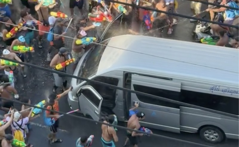 Sebuah video viral saat sejumlah turis menembakan air terhadap seorang sopir saat Songkran, sedikitnya 7 orang diamankan. (Tangkapan Layar Tiktok/Little patong via Detikcom)