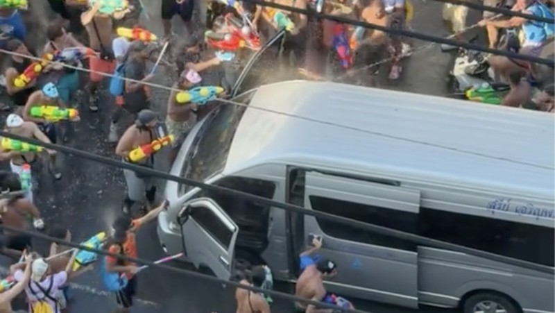 Sebuah video viral saat sejumlah turis menembakan air terhadap seorang sopir saat Songkran, sedikitnya 7 orang diamankan. (Tangkapan Layar Tiktok/Little patong via Detikcom)