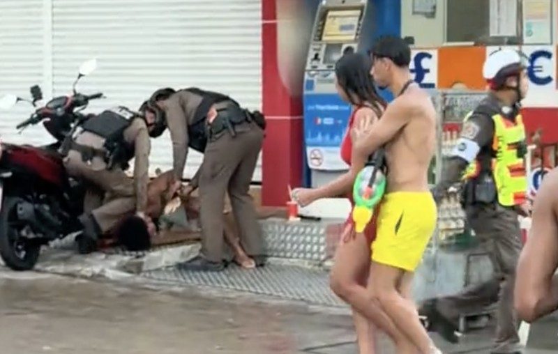 Sebuah video viral saat sejumlah turis menembakan air terhadap seorang sopir saat Songkran, sedikitnya 7 orang diamankan. (Tangkapan Layar Tiktok/Little patong via Detikcom)