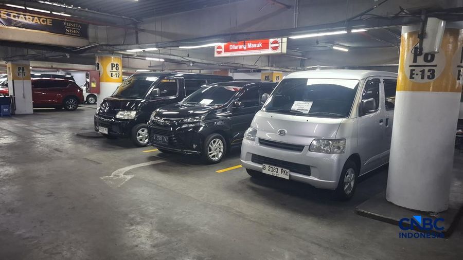 Sejumlah mobil Gran Max bekas banyak ditawarkan di WTC Mangga Dua, Jakarta, Rabu (15/4/2026). (CNBC Indonesia/Chandra Dwi Pranata)