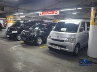 Sejumlah mobil Gran Max bekas banyak ditawarkan di WTC Mangga Dua, Jakarta, Rabu (15/4/2026). (CNBC Indonesia/Chandra Dwi Pranata)