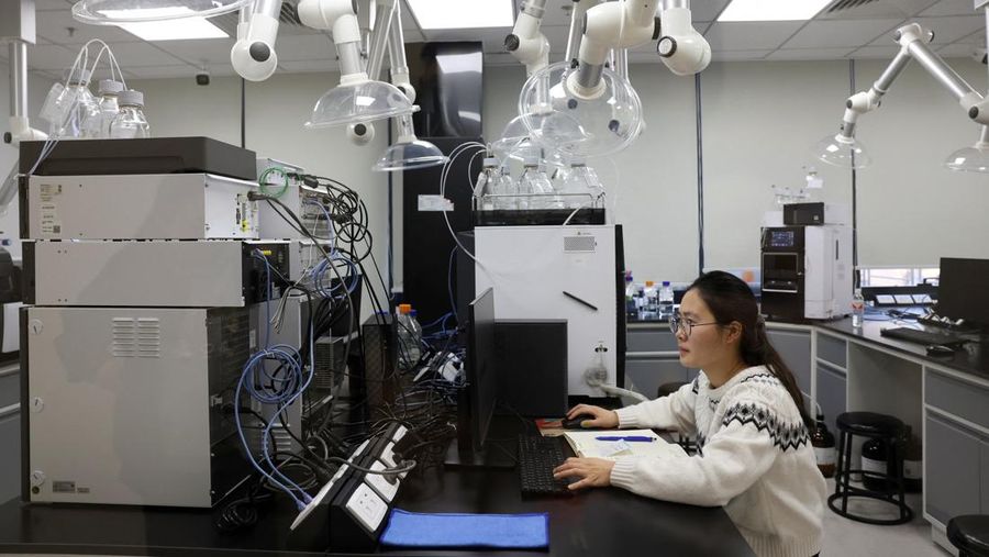 Seorang karyawan bekerja di laboratorium analisis fluks metabolik selama tur media yang diselenggarakan ke perusahaan biologi sintetis Microcyto di Beijing, China, 19 Maret 2026. (REUTERS/Florence Lo)