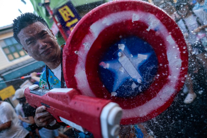 Sebuah video viral saat sejumlah turis menembakan air terhadap seorang sopir saat Songkran, sedikitnya 7 orang diamankan. (Tangkapan Layar Tiktok/Little patong via Detikcom)