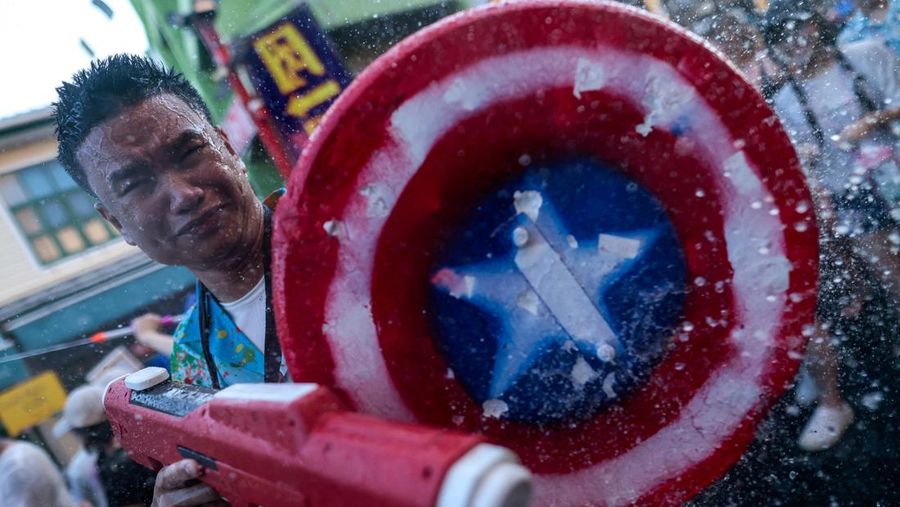 Sebuah video viral saat sejumlah turis menembakan air terhadap seorang sopir saat Songkran, sedikitnya 7 orang diamankan. (Tangkapan Layar Tiktok/Little patong via Detikcom)