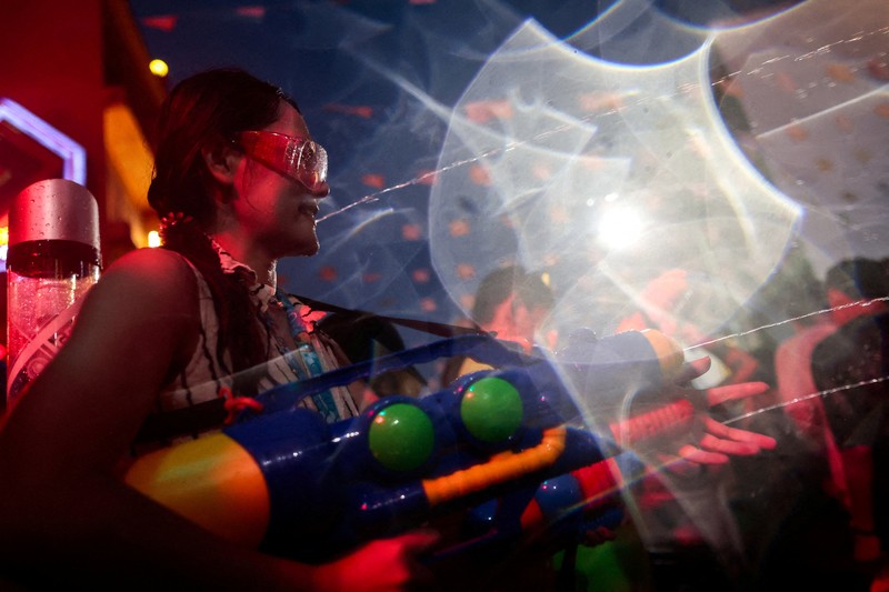 Sebuah video viral saat sejumlah turis menembakan air terhadap seorang sopir saat Songkran, sedikitnya 7 orang diamankan. (Tangkapan Layar Tiktok/Little patong via Detikcom)