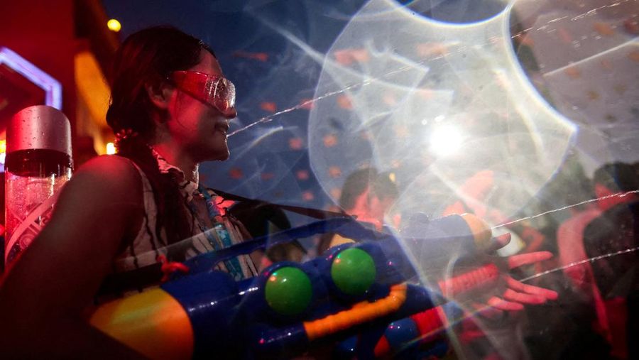 Sebuah video viral saat sejumlah turis menembakan air terhadap seorang sopir saat Songkran, sedikitnya 7 orang diamankan. (Tangkapan Layar Tiktok/Little patong via Detikcom)