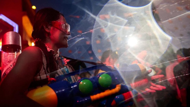 Sebuah video viral saat sejumlah turis menembakan air terhadap seorang sopir saat Songkran, sedikitnya 7 orang diamankan. (Tangkapan Layar Tiktok/Little patong via Detikcom)