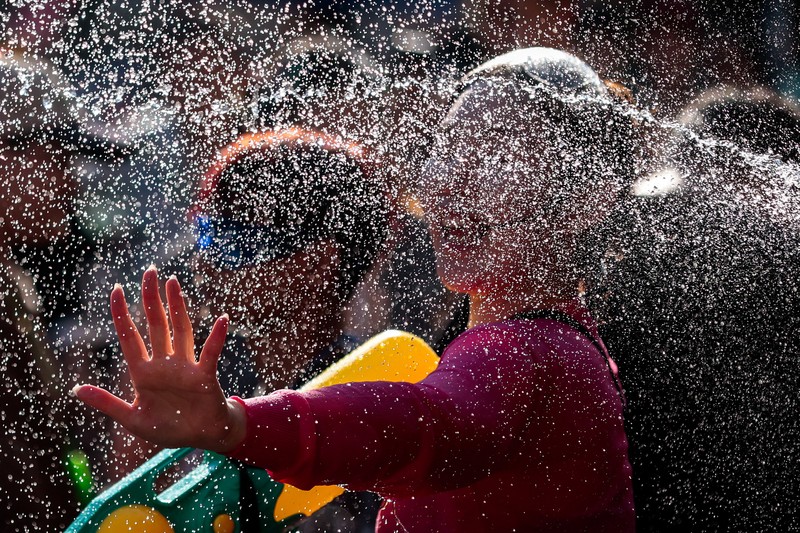 Sebuah video viral saat sejumlah turis menembakan air terhadap seorang sopir saat Songkran, sedikitnya 7 orang diamankan. (Tangkapan Layar Tiktok/Little patong via Detikcom)