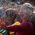 Seorang pengunjung bermain air saat orang-orang merayakan liburan Songkran, yang menandai Tahun Baru Thailand, di Khao San Road, salah satu tempat wisata favorit di Bangkok, Thailand, 13 April 2026. (REUTERS/Patipat Janthong)
