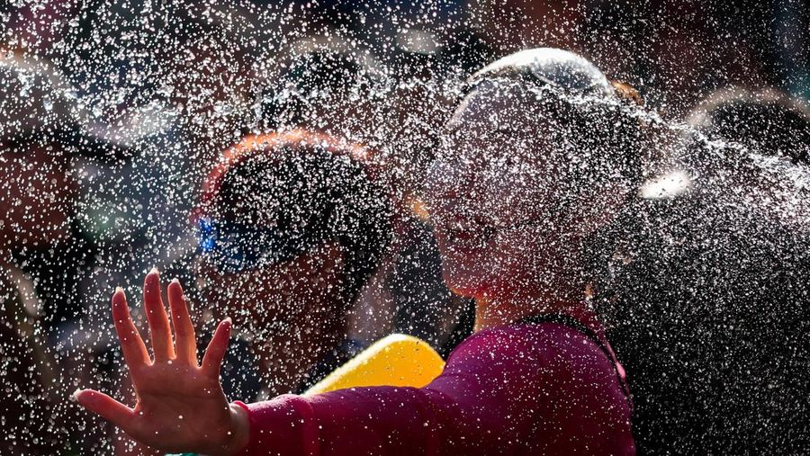 Sebuah video viral saat sejumlah turis menembakan air terhadap seorang sopir saat Songkran, sedikitnya 7 orang diamankan. (Tangkapan Layar Tiktok/Little patong via Detikcom)