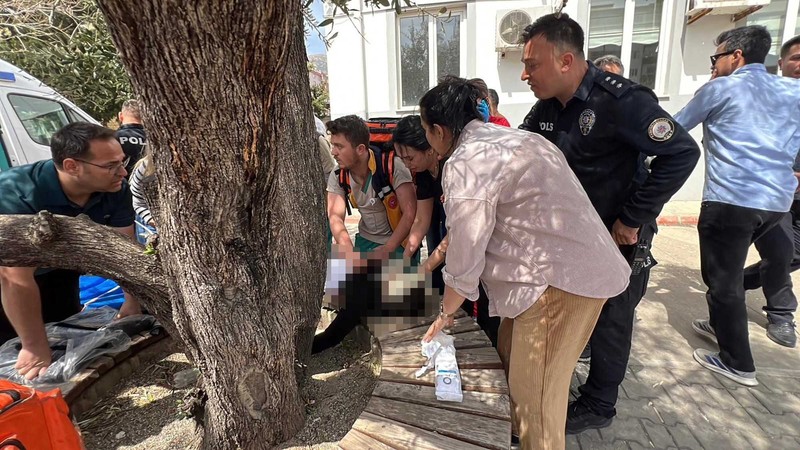 Petugas polisi berseragam dan polisi berpakaian preman mengamankan lokasi setelah penembakan sekolah yang menewaskan banyak orang, di provinsi Kahramanmaras bagian tenggara, Turki, 15 April 2026. (IHA (Ihlas News Agency) via REUTERS)