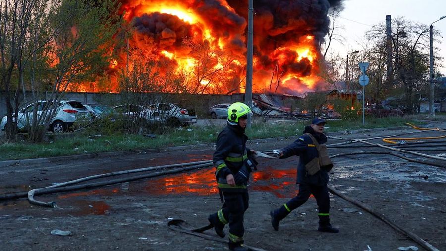 Firefighters work at the site of a recyclable materials warehouse hit by a Russian missile strike, amid Russia's attack on Ukraine, in Kyiv, Ukraine April 16, 2026. REUTERS/Valentyn Ogirenko
